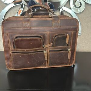 💯 authentic genuine leather briefcase. A tone of pockets. Missing shldr strap.